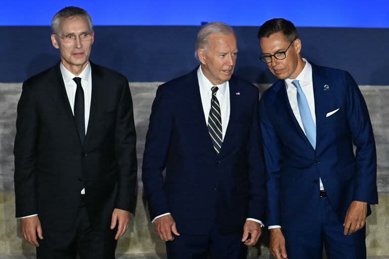 El secretario general de la OTAN, Jens Stoltenberg; el presidente de Estados Unidos, Joe Biden, y el presidente de Finlandia, Alexander Stubb, en el Mellon Auditorium de Washington para la cumbre de la OTAN. (Jim WATSON / AFP)