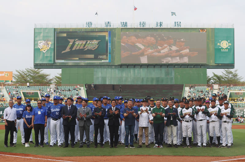 台鋼雄鷹高雄澄清湖主場開幕戰登場 中華職棒台鋼雄鷹隊今年球季正式投入一軍戰場，高 雄澄清湖主場開幕戰5日舉行，賽前與來訪的富邦悍 將隊在場中和與會來賓合影。 中央社記者張新偉攝  113年4月5日 