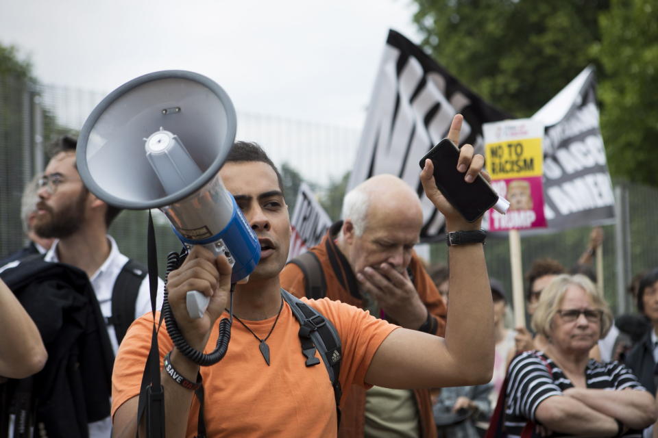 LON01. LONDRES (REINO UNIDO), 12/07/2018.- Decenas de manifestantes se reúnen frente a la residencia del embajador de los Estados Unidos en Regent’s Park, Londres (Reino Unido) hoy, jueves 12 de julio de 2018, donde el presidente estadounidense, Donald J. Trump, permanecerá la primera noche de su visita de cuatro días al país. Los manifestantes usan megáfonos, silbatos y ollas para crear ‘una pared de ruido’ como protesta en contra de la visita de Trump. La manifestación más multitudinaria tendrá lugar mañana con un recorrido por las principales vías de la capital británica bajo el lema “Stop Trump March” (Marcha para parar a Trump). EFE/STR