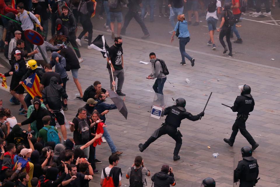 Los Mossos cargan contra los manifestantes (Photo by PAU BARRENA/AFP via Getty Images)