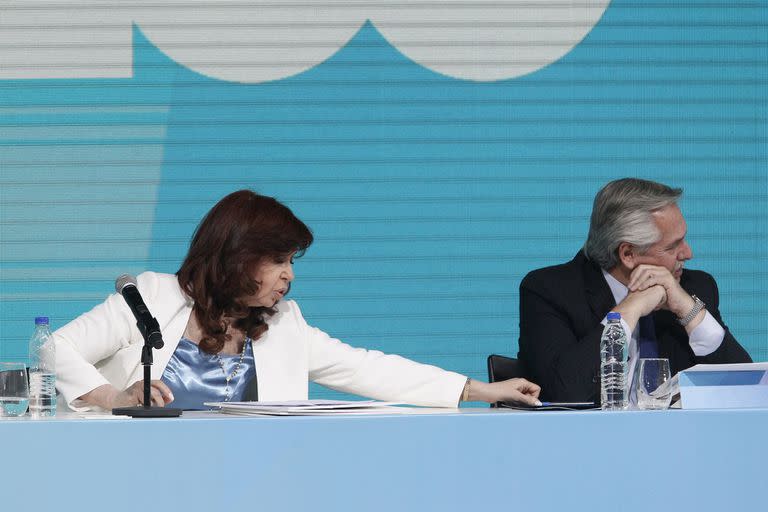 Cristina Fernández y la "lapicera" en el acto por la conmemoración de los 100 años de YPF, que encabezó junto al presidente Alberto Fernández