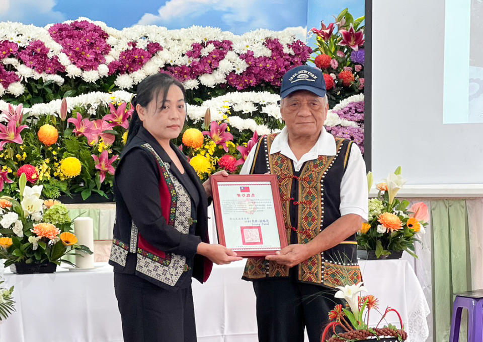 原民會頒贈魯凱族杜秀英Kwalrimi﹒Palrimuday耆老原住民族獎章。圖/原民會提供。