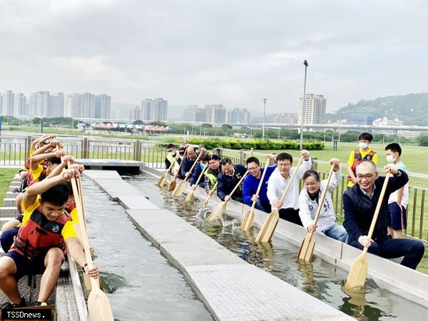 大都會公園微風運河盪槳池正式啟用。（記者王志誠攝）