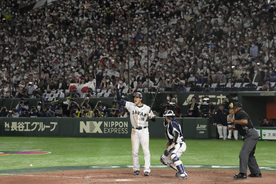 El bateador japonés Shohei Ohtani gesticula hacia Takumu Nakano tras un lanzamiento descontrolado del surcoreano Lee Eui-lee durante el séptimo inning del juego del Clásico Mundial de béisbol, el viernes 10 de marzo de 2023, en Tokio. (AP Foto/Eugene Hoshiko)