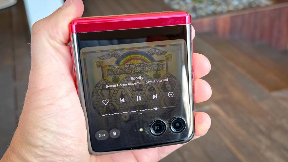 Motorola Razr+ Spotify on front display