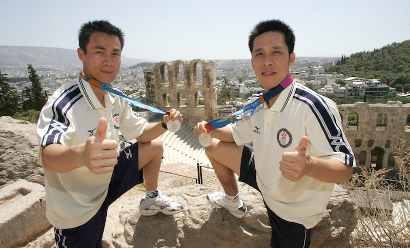 李靜（左）及高禮澤2004年雅典奧運摘下男雙銀牌。（圖：體路資料庫）