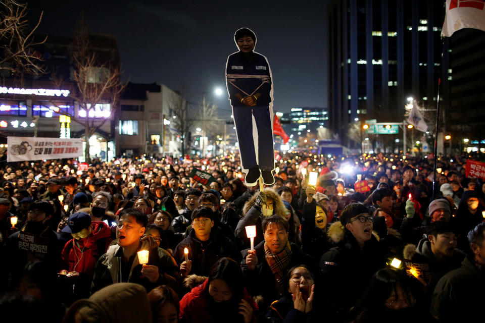 People march toward the Presidential Blue House