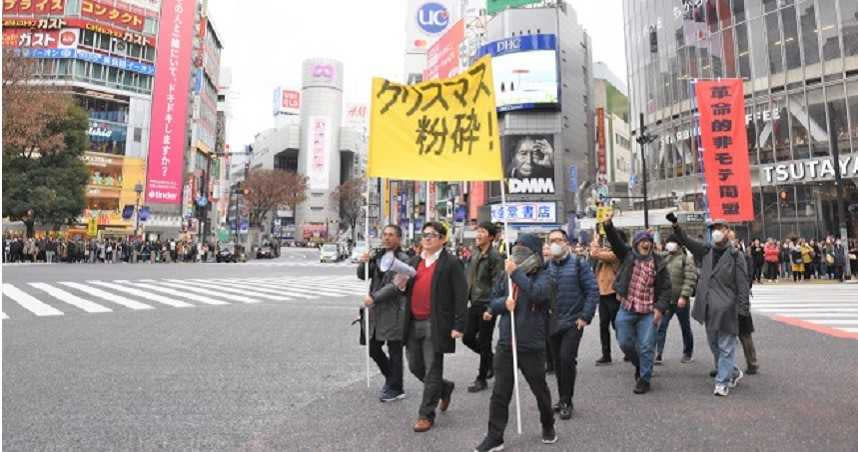 東京剩男反耶誕節，高呼單身無罪。(圖/翻攝自推特)