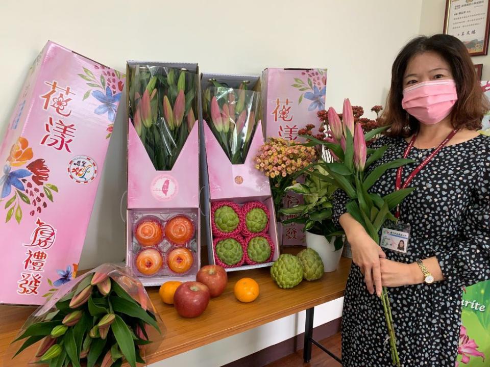 后里區公所推出首創「花漾禮盒」，用在地農特產百合花卉與橘子做結合，代表「百事吉祥」，敬神送禮兩適宜，愛消費者所喜愛。（記者陳榮昌攝）