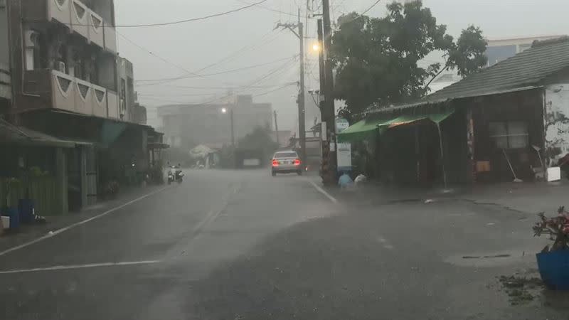 嘉義縣東石、水上因暴雨造成路面些微積水，警方提醒用路人小心。（圖／翻攝畫面）