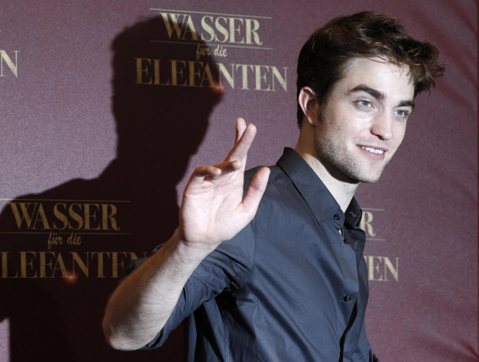 Actor Robert Pattinson waves as he attends a photocall to promote the film "Water for Elephants" in Berlin April 27, 2011. REUTERS/Fabrizio Bensch (GERMANY - Tags: ENTERTAINMENT)