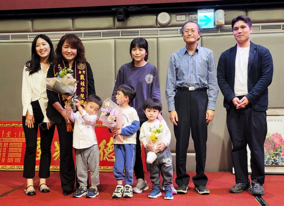 《圖說》臺灣戴姓宗親總會第五屆理事長戴美玉（左二）接受親愛家人們的獻花祝賀。（圖／記者方健龍攝）