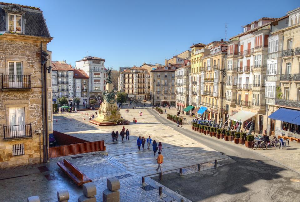 A Madrid y Cataluña le siguen en la lista el País Vasco, donde alquilar una vivienda costaba de media <strong>12,3 euros</strong> el metro cuadrado en 2020. Ese año el precio se incrementó en un 4%. (Foto: Getty Images).