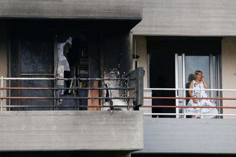 <p>A woman speaks on the phone as she stands next to a burned apartment, following a wildfire at the village of Mati, near Athens, Greece, July 24, 2018. (Photo: Costas Baltas/Reuters) </p>