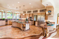 <p>La cucina ha una parvenza elegante, nonostante gli accessori stravaganti (foto: Zillow.com) </p>