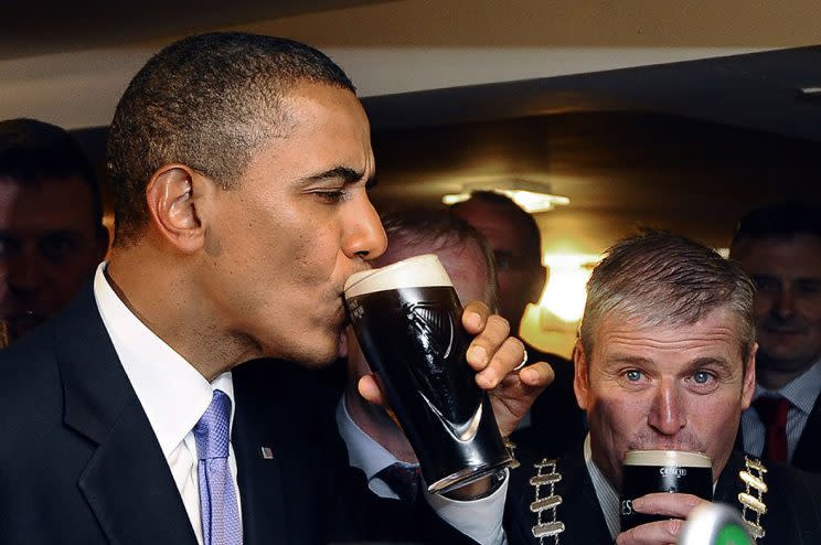 Barack Obama bebe una cerveza Guinness que tendría la requerida cantidad de espuma arriba que gusta a los conocedores. (International Business Times)