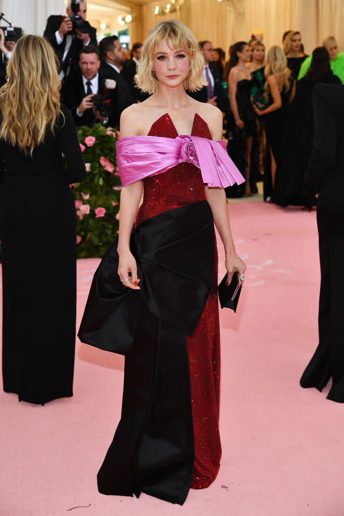 Die britische Schauspielerin Carey Mulligan hat sich selbst verpackt: in ein rotes Paillettenkleid mit schwarzer Riesenschleife und pinker Schulterborte. (Bild: Getty Images)