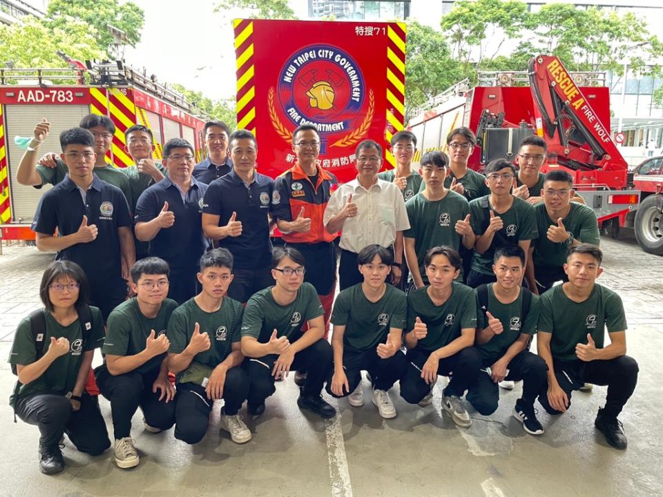 《圖說》中央警察大學消防系參訪新北消<a class="link " href="https://tw.news.yahoo.com/tag/南雅特搜分隊" data-i13n="sec:content-canvas;subsec:anchor_text;elm:context_link" data-ylk="slk:南雅特搜分隊;sec:content-canvas;subsec:anchor_text;elm:context_link;itc:0">南雅特搜分隊</a>合影。〈特搜大隊提供〉