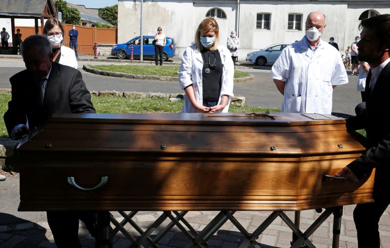 Hospital workers pay last homage to popular country doctor in Villers-Outreaux