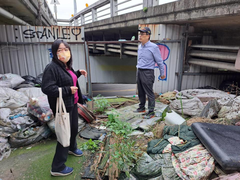 社會局副局長吳淑芳（左）與三重區長陳奇正等人 6日上午到三重重新橋下會勘訪查街友窩居處。(新北市社會局提供)