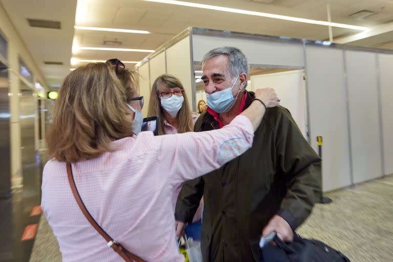 Carlos llegó desde Chile para reencontrarse con sus familiares. No pudo contener la emoción pero se despachó contra el Gobierno nacional. Foto: Marcelo Aguilar