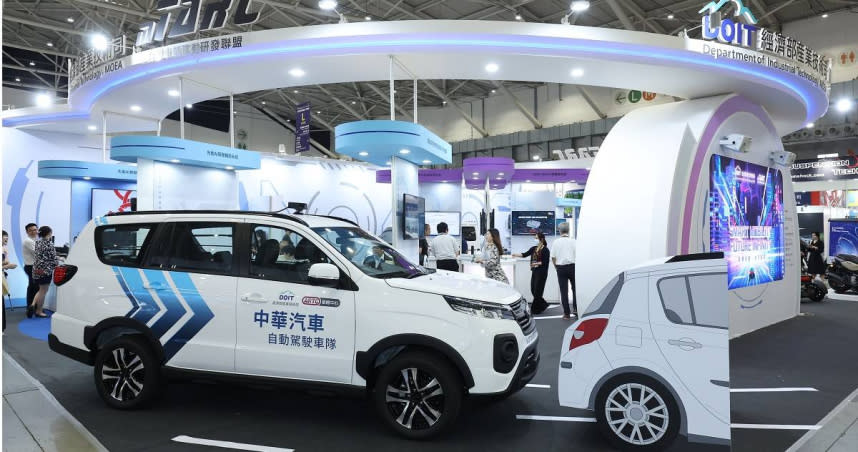 車輛中心的自駕車隊列技術除獲國際汽車技術大獎肯定，今年將與中華汽車合作，預計9月展開無人物流車隊上路運行。（圖／經濟部提供）