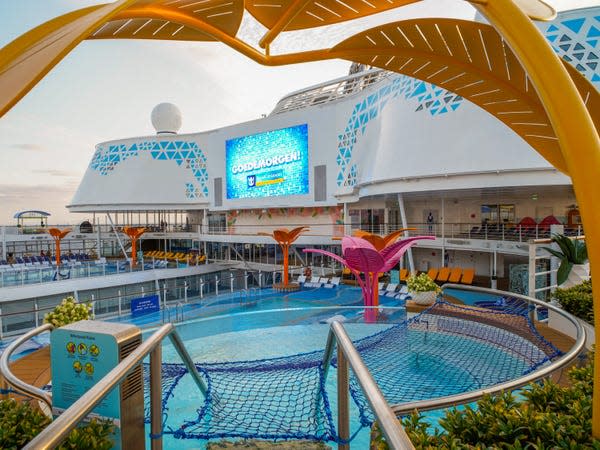 Ein Tauchbecken mit Blick auf einen größeren Pool. - Copyright: Joey Hadden/Insider