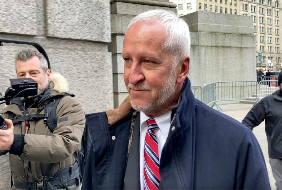 El piloto de Epstein, Larry Visoski, a su llegada para declarar al tribunal federal de Manhattan (AP)