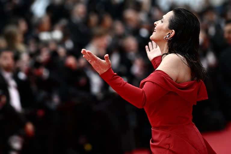 Juliette Binoche tuvo una noche de ensueño: como presidenta de la Academia de cine europeo, fue la encargada de entregarle la Palma de Oro de Honor a Meryl Streep, una gran influencia para ella. La actriz francesa brilló en la alfombra roja previa a la ceremonia de apertura