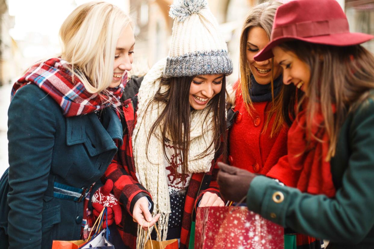 Weihnachten wird oft auch als Konsumfest bezeichnet: Gefühlt wird alles teurer und vermeintlich gesünder. (Symbolbild: Getty Images)