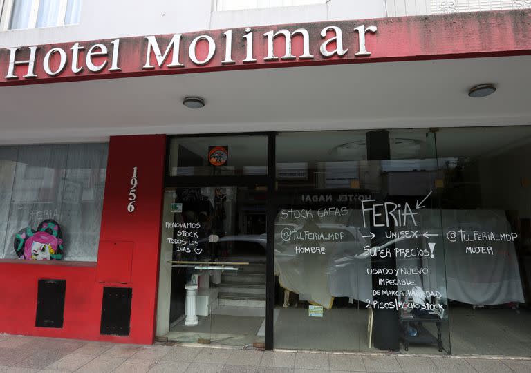 Donde solía funcionar el Hotel Molimar, en Mar del Plata, hoy se promociona una feria americana