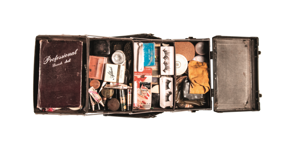 Divine的私人化妝箱（1988年），載滿其化妝品如唇膏、粉底、粉餅、粉刷、假睫毛、膠水，海綿等，他於當時巡迴演出時使用。（LOEWE提供）