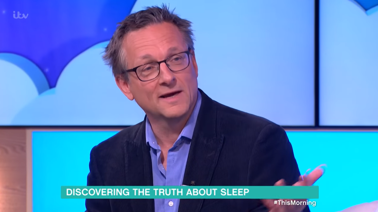 Le médecin star de la télé britannique Michael Mosley, ici sur le plateau d’ITV en novembre 2017, a été retrouvé mort sur l’île grecque de Symi où il avait disparu jeudi.