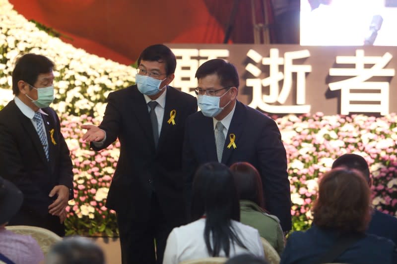 20210415-交通部長林佳龍（右）15日出席「太魯閣號列車事故罹難者聯合公祭 」。（顏麟宇攝）