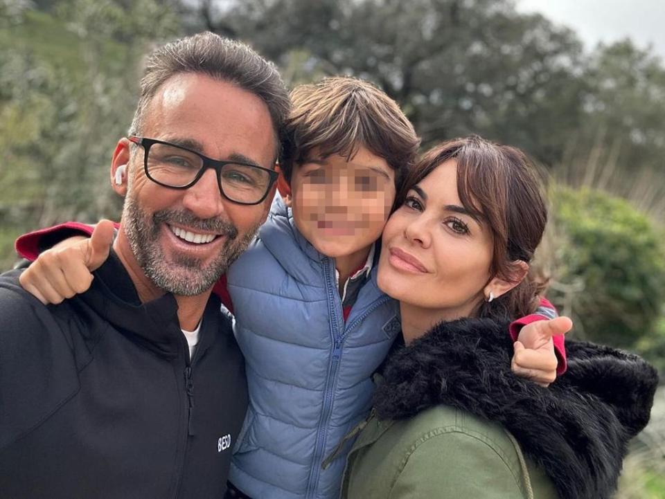 Álvaro Muñoz Escassi con María José Suárez y el hijo de la modelo, Elías