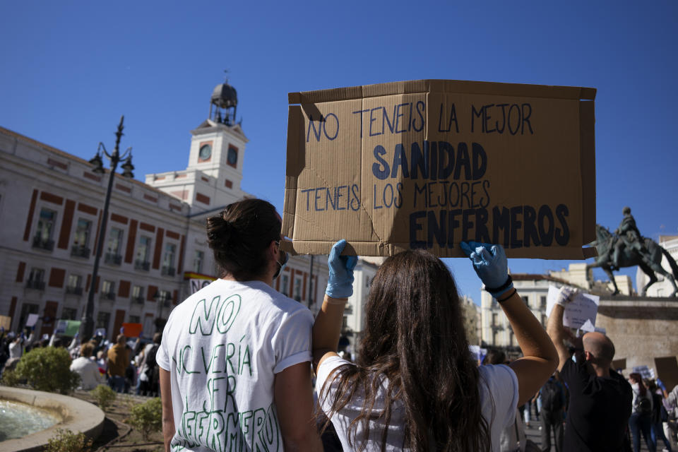 Las pancartas para la reflexión de enfermeros y enfermeras sobrepasados en Madrid