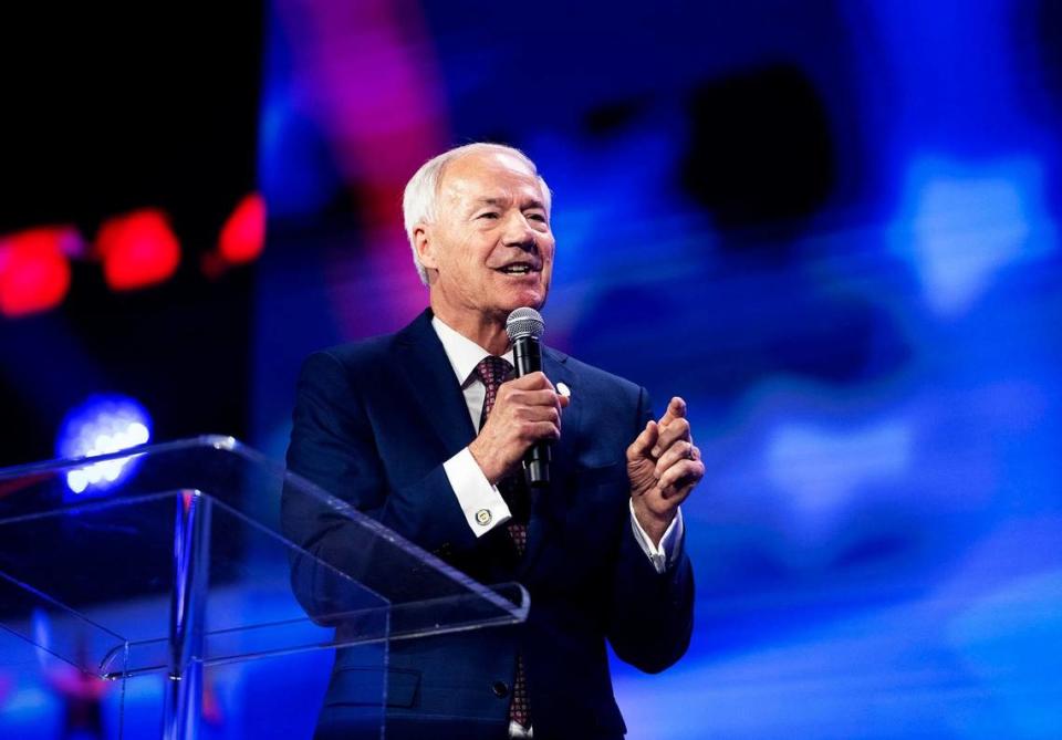 El gobernador Asa Hutchinson habla durante la sesión general de Turning Point Action en el Centro de Convenciones del Condado Palm Beach, en West Palm Beach, el 16 de julio de 2023.