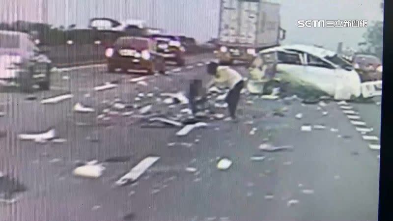 國道車輛自撞護欄，四周全是汽車劇烈撞擊後的碎片。