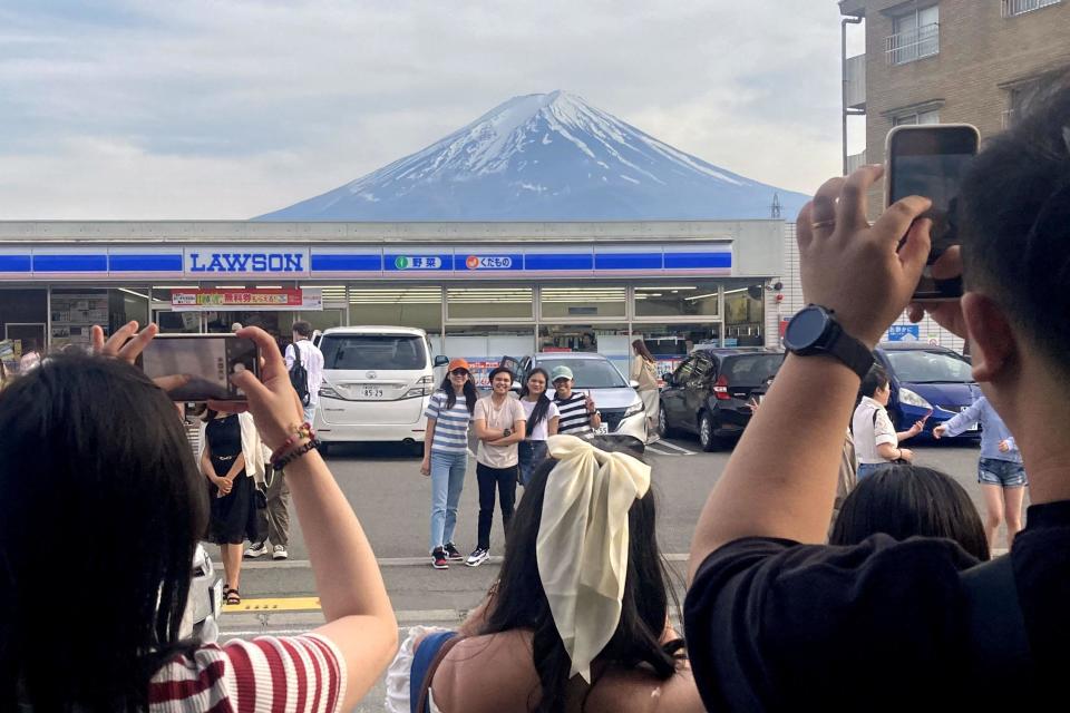 日本旅遊熱點河口湖車站外一間Lawson便利店因鄰近富士山，近年成為遊客拍攝富士山的熱門景點(路透社)
