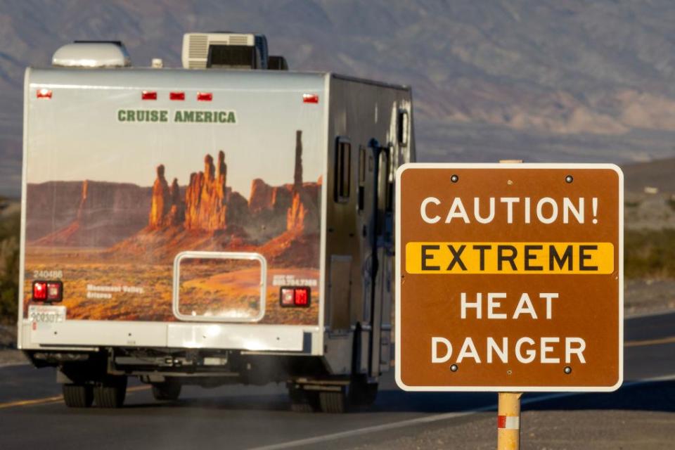 Letrero advirtiendo sobre el calor en el Valle de la Muerte en Estados Unidos.