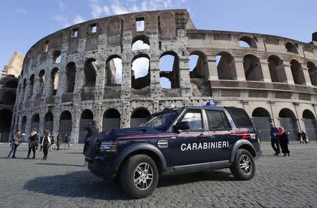 A carabinieri paramilitary car patrols in front of the Colosseum in Rome February 17 , 2015. REUTERS/Max Rossi
