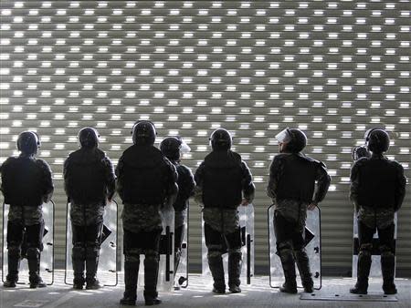 Soldiers stands guard at the temporary office of Thai Prime Minister Yingluck Shinawatra during a protest in Bangkok February 17, 2014. REUTERS/Chaiwat Subprasom