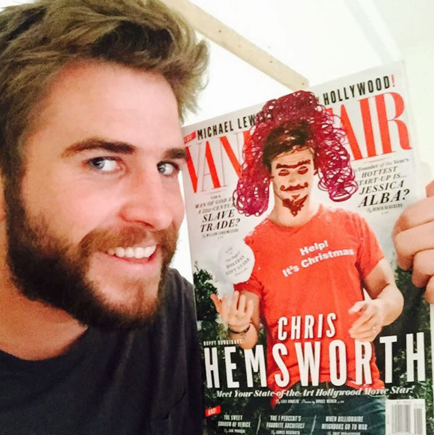 … auf sich sitzen lassen und konterte jetzt mit diesem Post, der Teufels-Chris auf dem Cover der “Vanity Fair” zeigt. Was zunächst mal vor allem eins beweist: Chris und Liam Hemsworth sehen nicht nur fürchterlich gut aus, sie haben auch noch Humor. Der zeigte sich bereits … (Bild: Instagram/Liam Hemsworth)