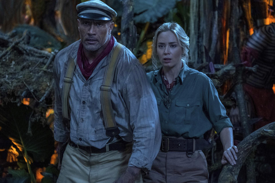 En esta imagen difundida por Disney, Dwayne Johnson, a la izquierda, y Emily Blunt en una escena de "Jungle Cruise". (Disney vía AP)