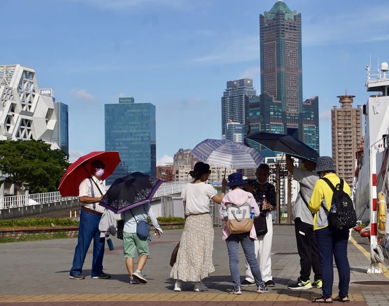 中央氣象局20日表示，受到太平洋高壓影響，各地多雲到晴，天氣持續高溫炎熱。圖為高雄地區晴空萬里，民眾到大港橋一帶活動散心。（中央社）