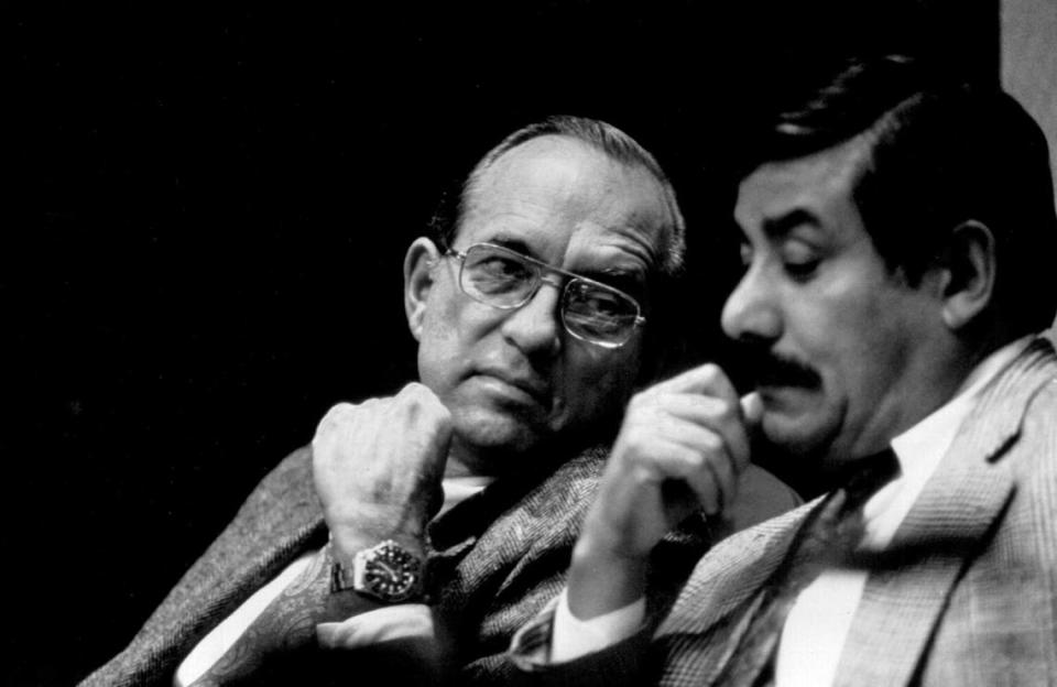 Sacramento City Manager Walter Slipe, left, confers with Councilman Joe Serna during a city council meeting in November 1989. Slipe, who served as Sacramento’s city manager between 1976 and 1993, survived many years of changing council members. He died June 14 at the age of 90.