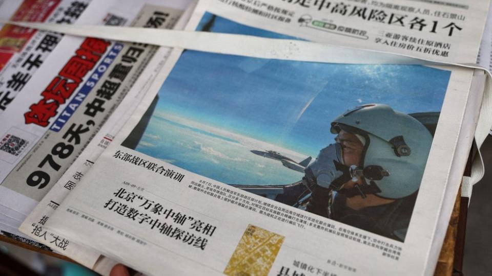 北京某報攤一份報紙頭版上的中國解放軍空軍在台灣海峽演練照片（8/8/2022）