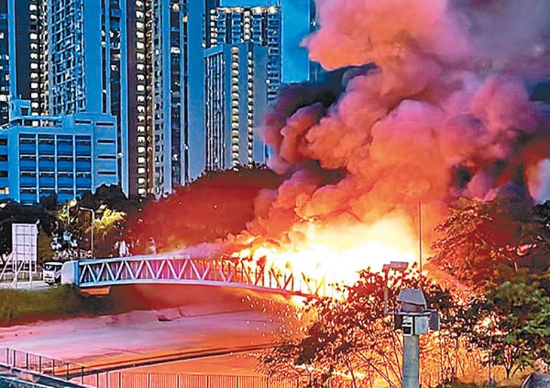 元朗：電纜橋火勢猛烈，冒出大量濃煙。