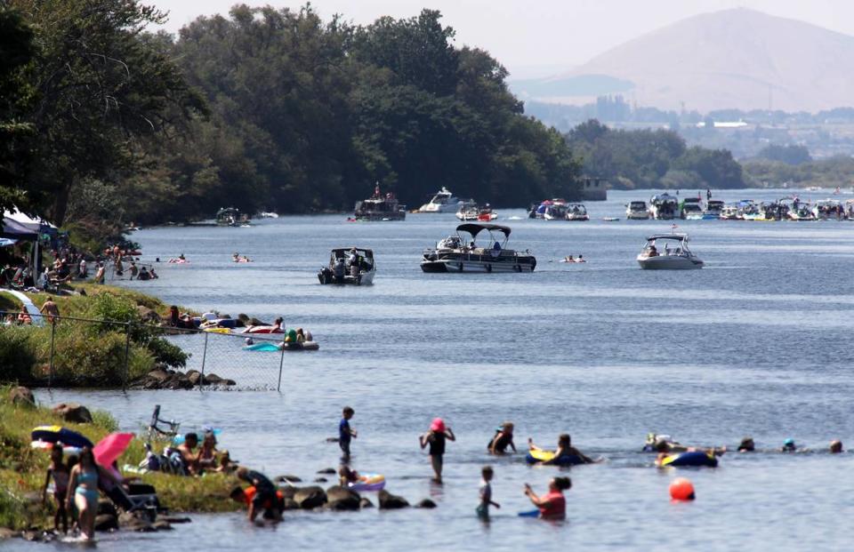 Water Follies fans and patrol boats line the edge of Columbia River in Kennewick’s Columbia Park during the Columbia Cup unlimited racing event in the Tri-Cities. Bob Brawdy/bbrawdy@tricityherald.com