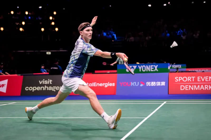 ▲世錦賽男單八強世界球王安賽龍（Viktor Axelsen）以21:13、15:2、16:21不敵31歲的印度老將Prannoy H. S.。（圖／美聯社／達志影像）